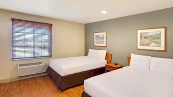 Een bureau, een laptopwerkplek, een strijkplank/strijkijzer, gratis wifi