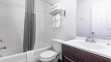 Duschwanne, Haartrockner, Handtücher, Seife