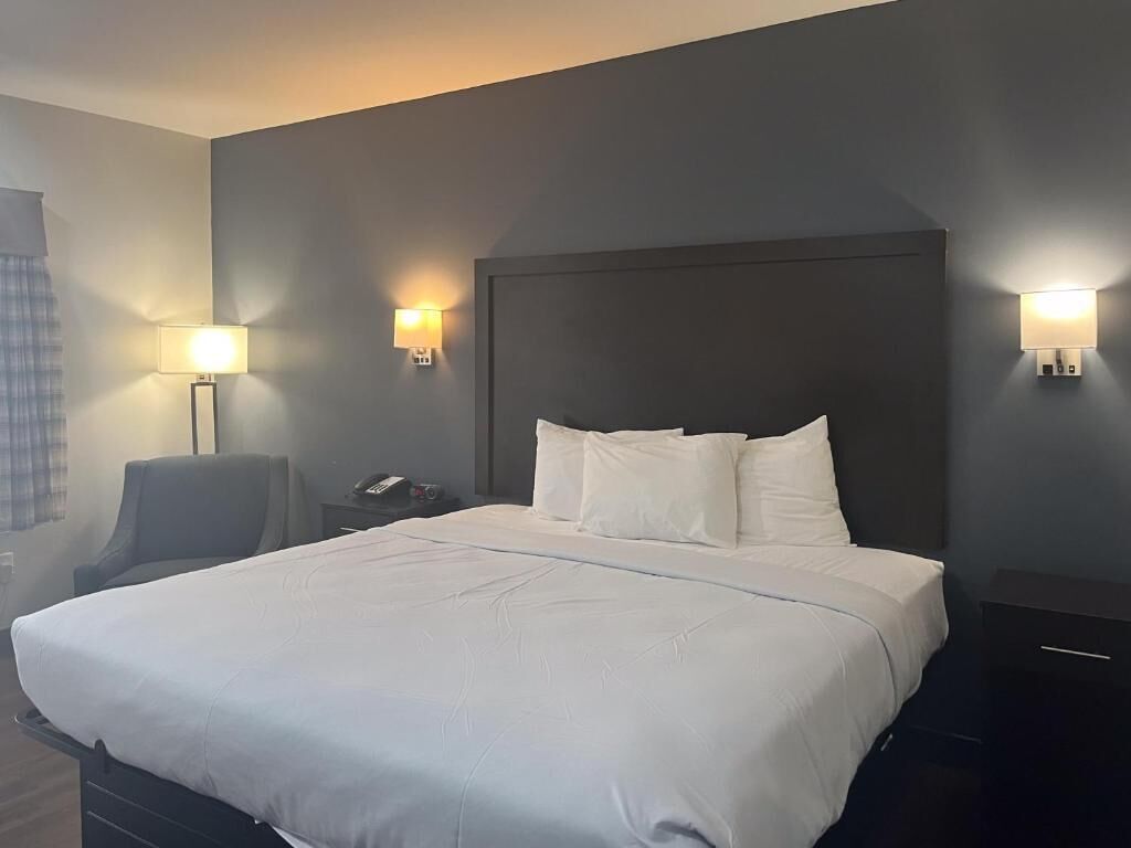 Desk, laptop workspace, iron/ironing board, free WiFi