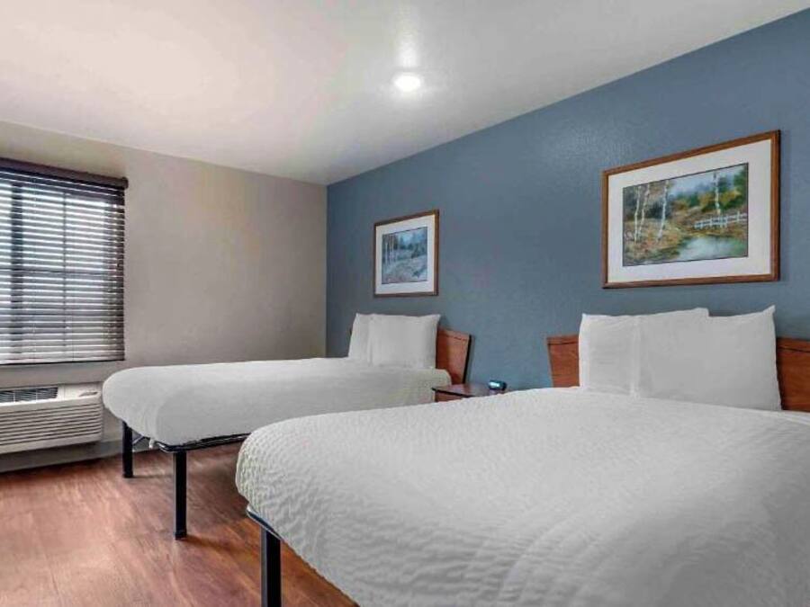 Schreibtisch, laptopgeeigneter Arbeitsplatz, Bügeleisen/Bügelbrett