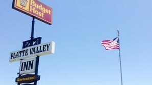 A sign for Platte Valley Inn with a Budget Host logo, indicating a restaurant and lounge & pool amenities. - Budget Host Platte Valley Inn (Julesburg)