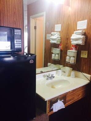 Free toiletries, hair dryer, towels - Budget Host Platte Valley Inn (Julesburg)