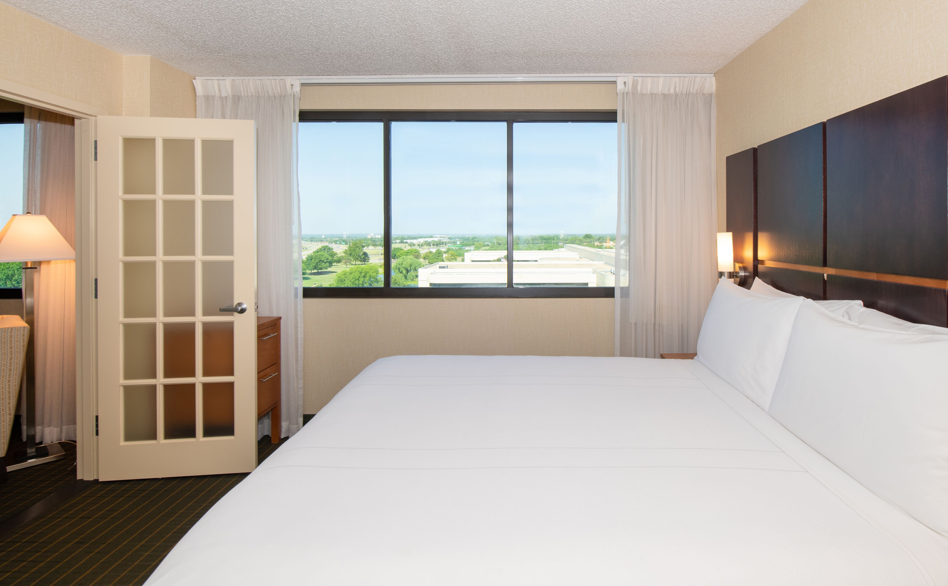 Literie de qualité, couette en duvet, bureau, rideaux d’obscurcissement