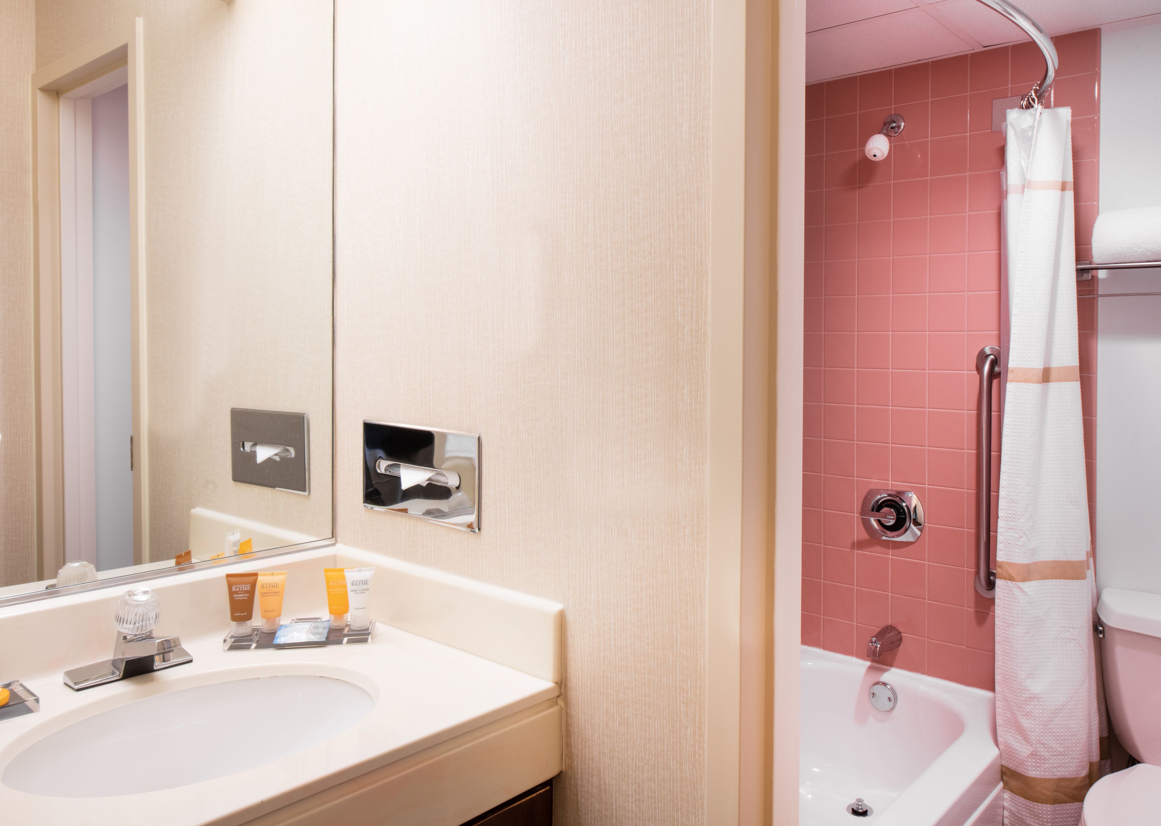 Ein Badezimmer mit Waschbecken, Spiegel und Dusche.