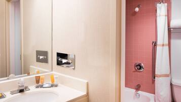 Ein Badezimmer mit Waschbecken, Spiegel und Dusche.