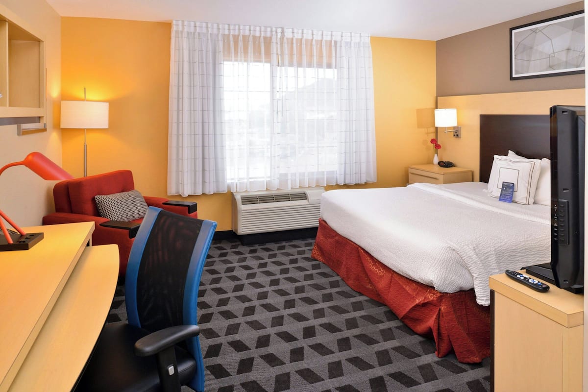 Studio, 1 King Bed, Non Smoking | Premium bedding, in-room safe, desk, iron/ironing board