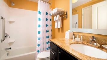 Combined shower/tub, free toiletries, hair dryer, towels