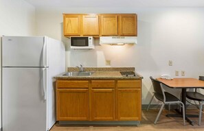 Deluxe Studio, Non Smoking, Refrigerator & Microwave | Private kitchen | Full-size fridge, microwave, stovetop, freezer - Extended Stay America Select Suites - Phoenix - North (Phoenix)