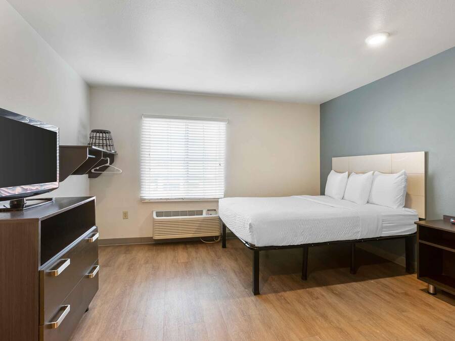 Escritorio, espacio para trabajar con laptop y wifi gratis