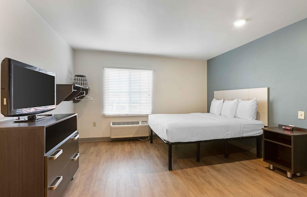 Desk, laptop workspace, free WiFi, bed sheets - Extended Stay America Select Suites - Phoenix - North (Phoenix)