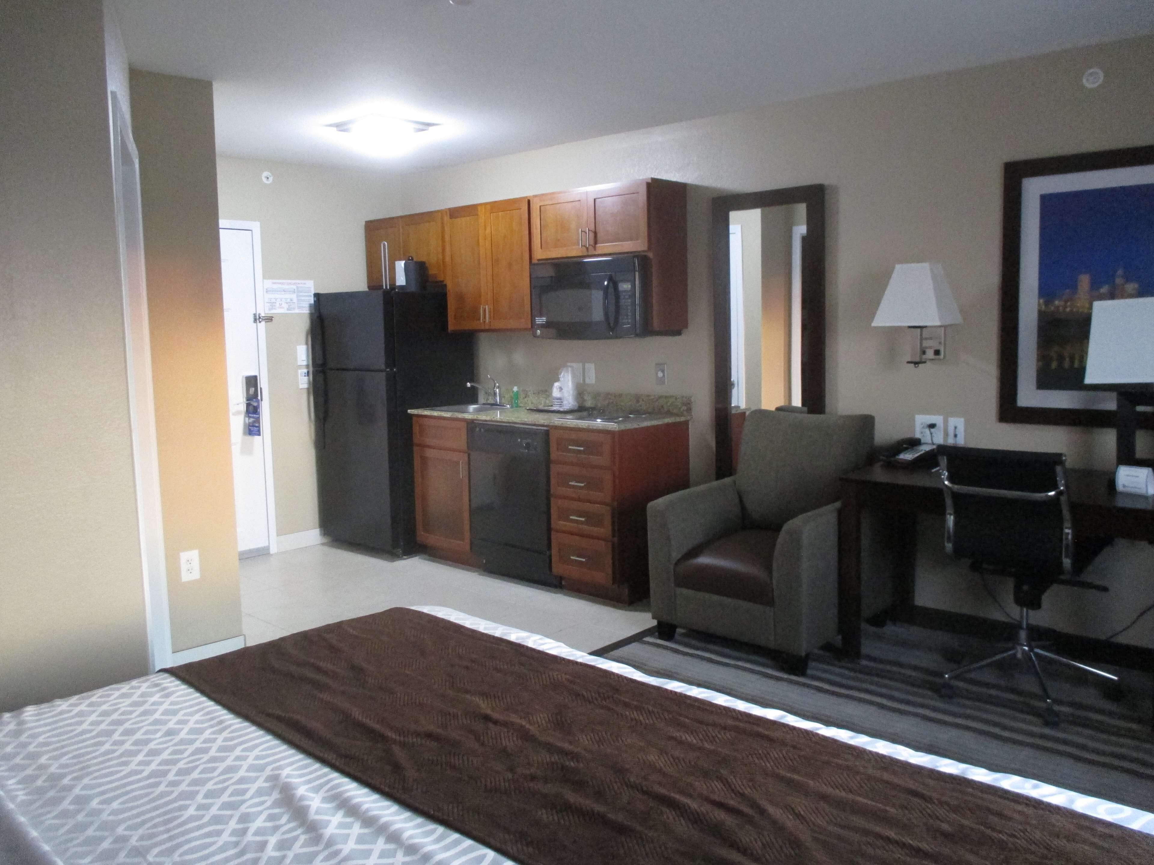 standard room, 1 king bed, non smoking, kitchenette | private kitchenette | fridge, microwave, coffee/tea maker