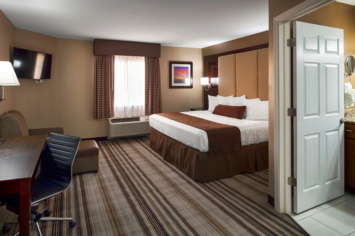 1 bedroom, hypo-allergenic bedding, pillowtop beds, desk