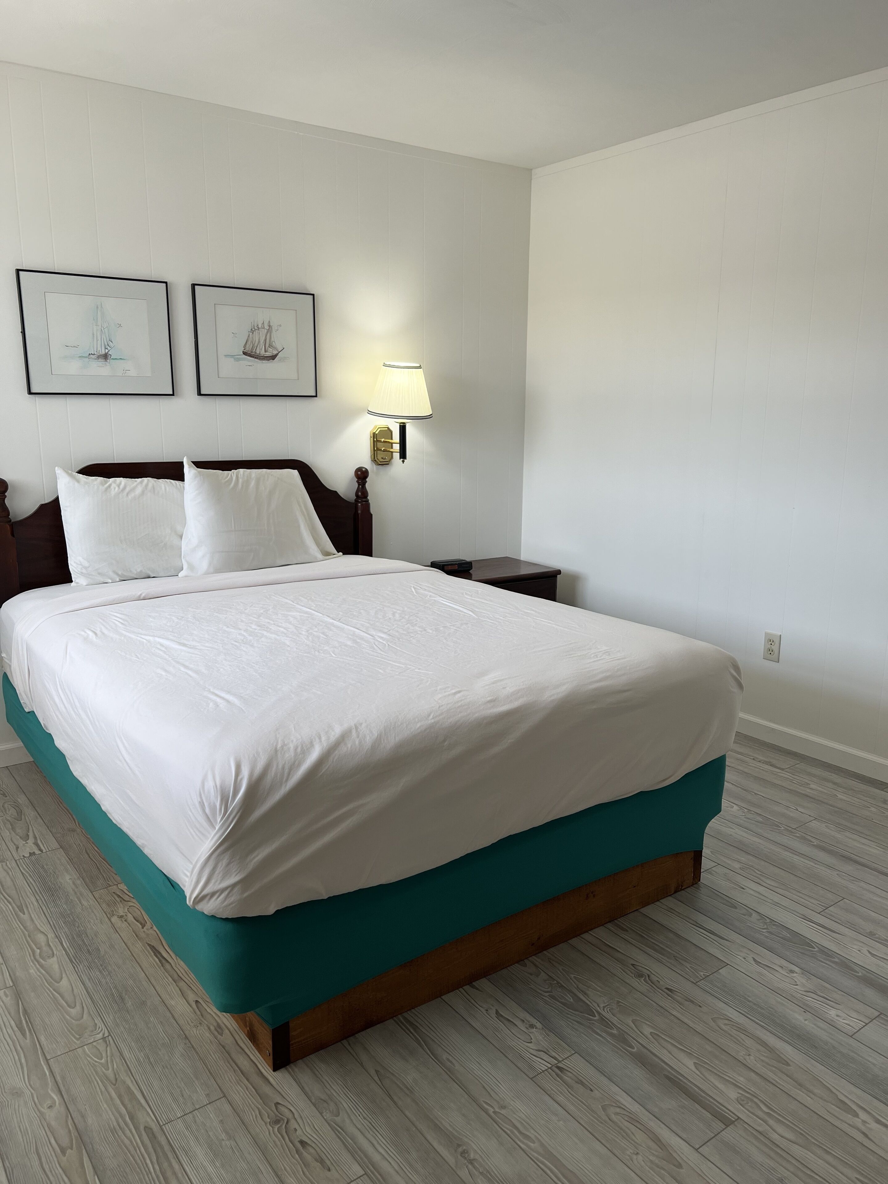 Standard Room, 1 Queen, Exterior | デスク、遮光カーテン、アイロン / アイロン台、可動式ベッド