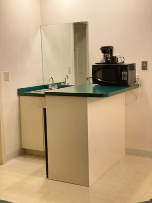 Deluxe Suite, 1 King Bed with Sofa bed, Jetted Tub, Fireplace | Private kitchenette | Fridge, microwave, coffee/tea maker - Voyager Inn (St Ignace)