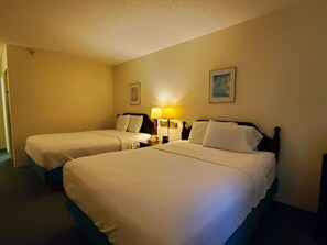 Standard Room, 2 Queen Beds | 書桌、遮光窗簾/窗簾、熨斗/熨衫板、摺床/加床 (收費)