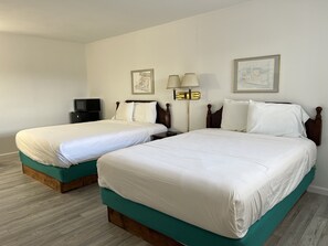 Bureau, rideaux occultants, fer et planche à repasser