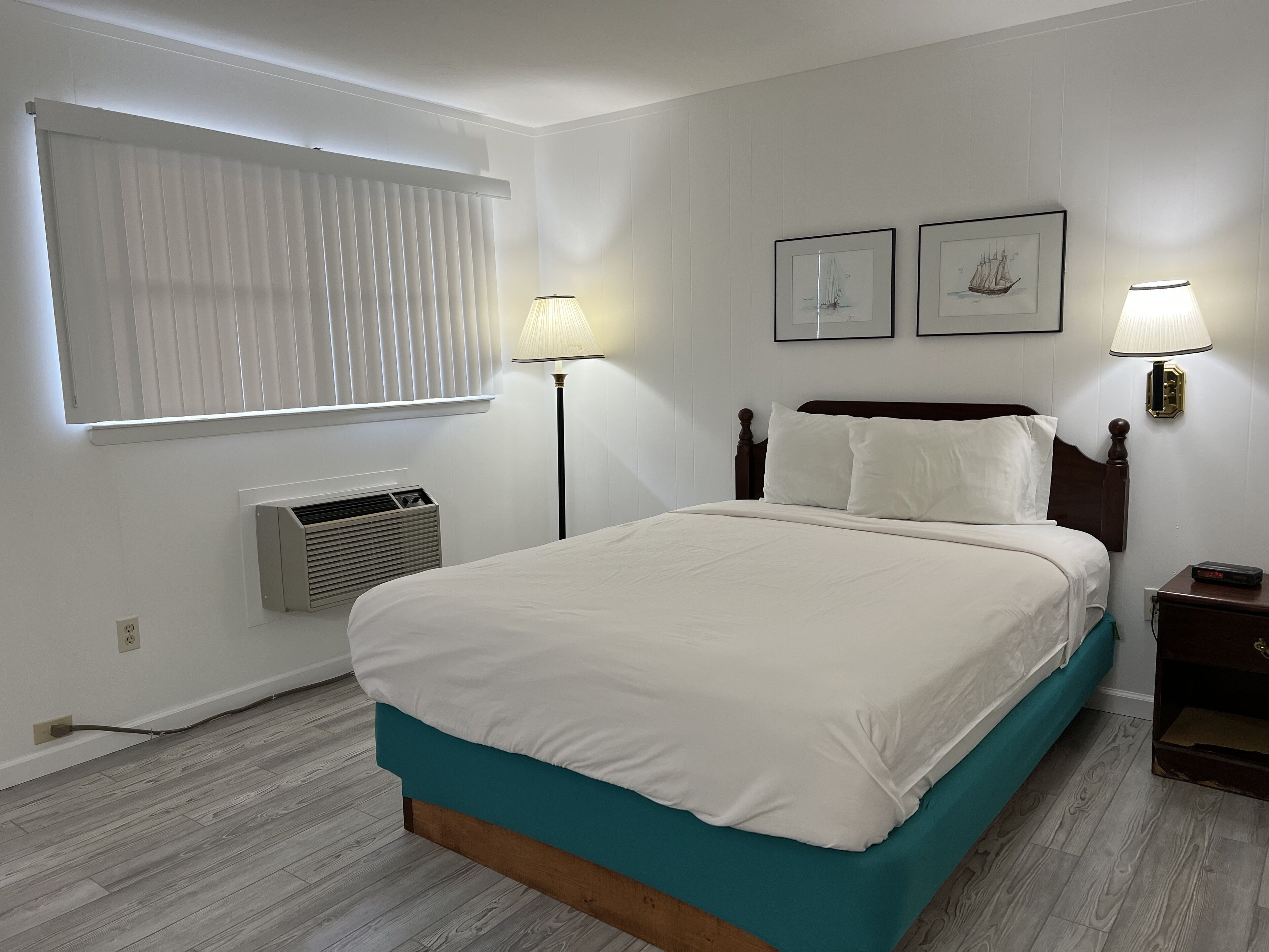 Standard Room, 1 Queen, Exterior | Desk, blackout drapes, iron/ironing board, rollaway beds