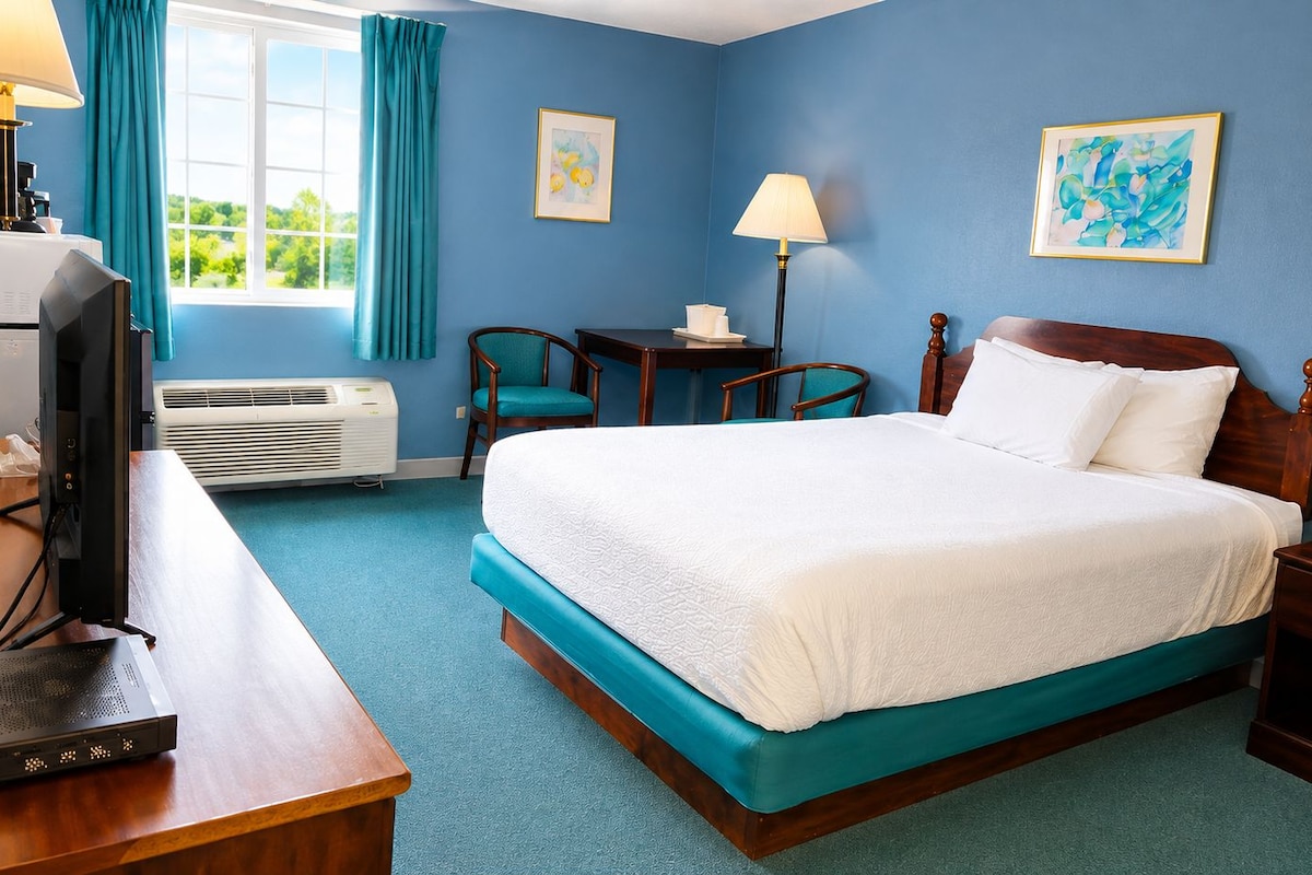 Signature Queen Room | Desk, blackout drapes, iron/ironing board (on request)