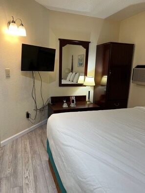 Deluxe Suite, 1 King Bed with Sofa bed, Jetted Tub, Fireplace | Desk, blackout drapes, iron/ironing board, rollaway beds - Voyager Inn (St Ignace)