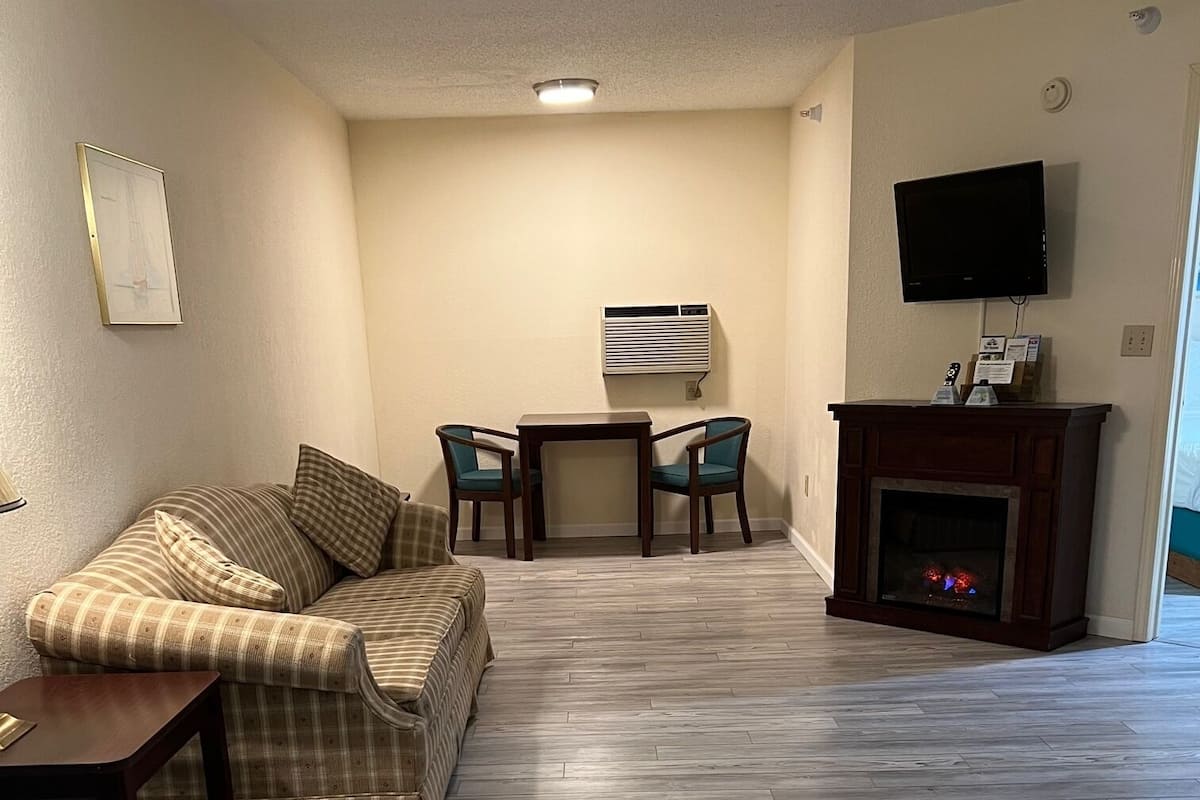 Suite, 1 letto king con divano letto, idromassaggio | Una scrivania, tende oscuranti, ferro/asse da stiro