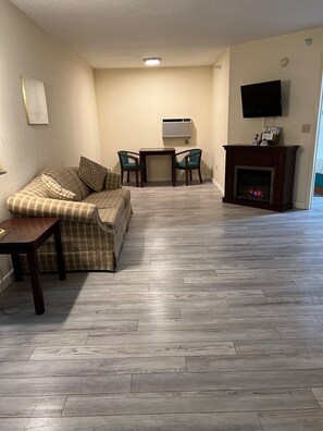 Suite, 1 kingsize-seng med sovesofa, massasjebadekar | Skrivebord, blendingsgardiner og strykejern/-brett