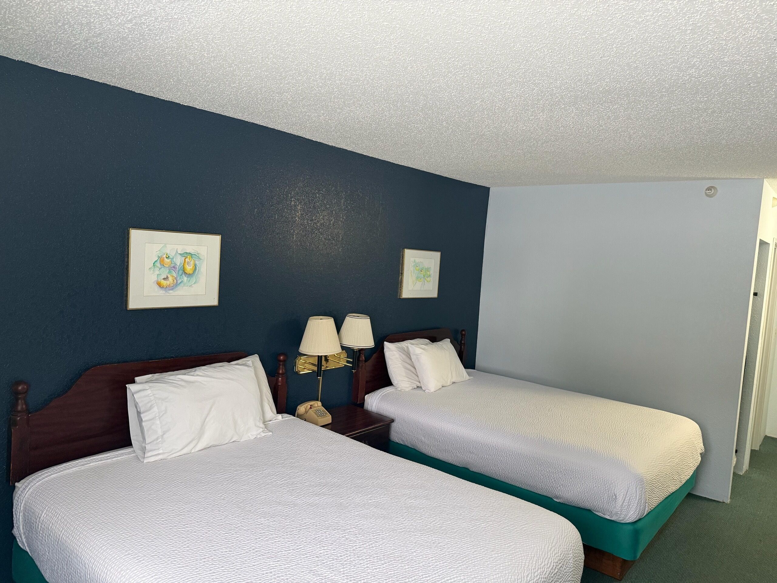 Standard Room, 2 Queen Beds | Skrivebord, blendingsgardiner og strykejern/-brett