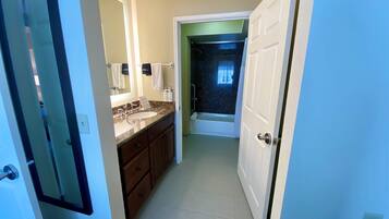 Combined shower/tub, free toiletries, hair dryer, towels