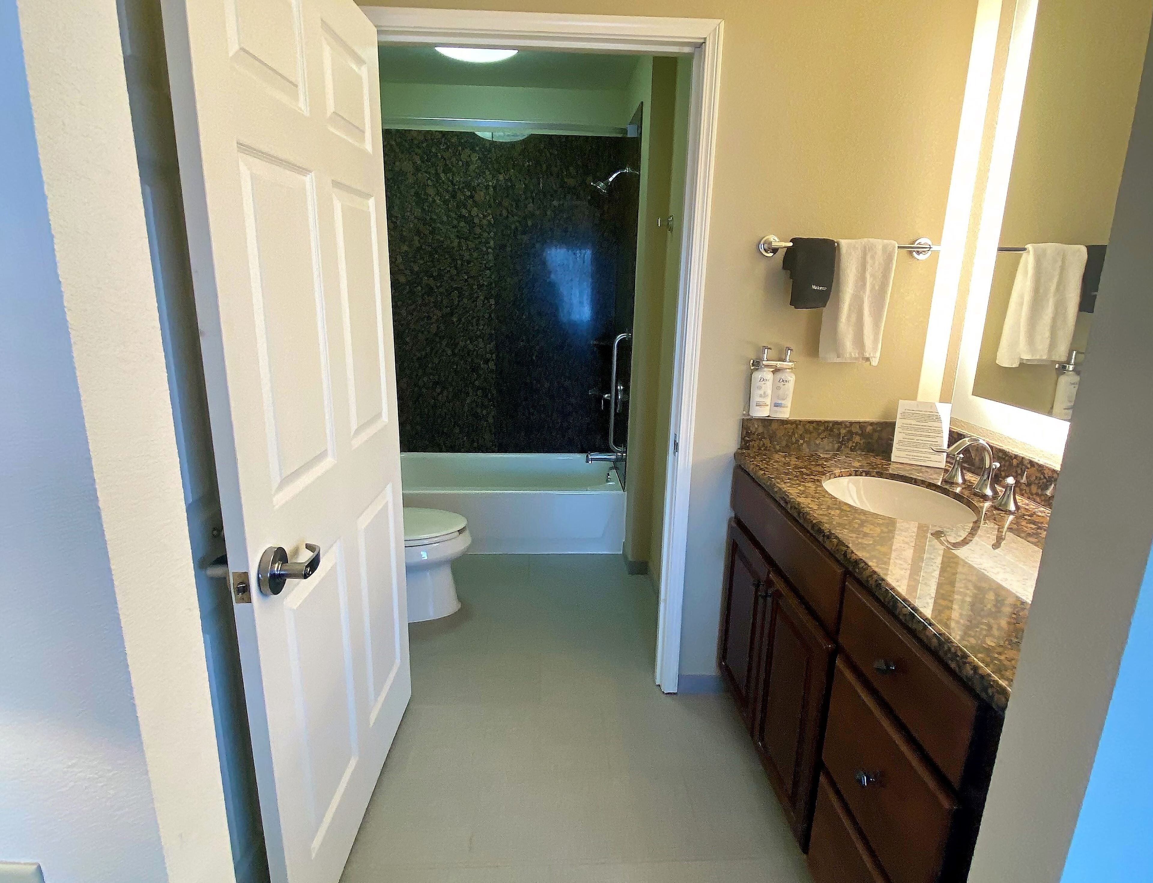 Un baño con inodoro, lavamanos y bañera.