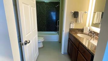 Un baño con inodoro, lavamanos y bañera.