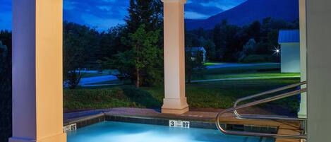 Piscine couverte, piscine extérieure (ouverte en saison)