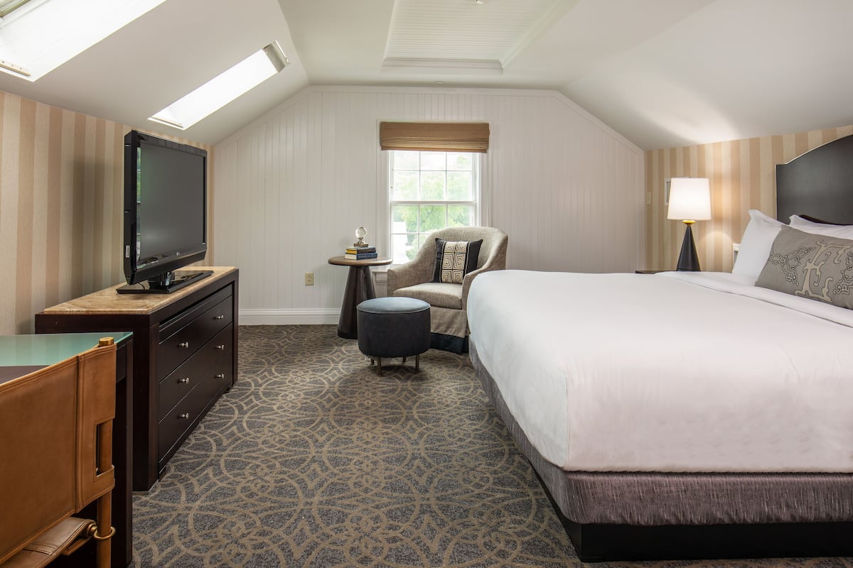 Suite (Resort Green Mountain) | 1 bedroom, in-room safe, individually decorated, iron/ironing board