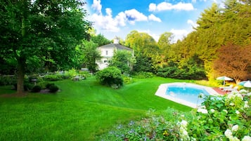 Seasonal outdoor pool, open 9:00 AM to 6:00 PM, pool loungers