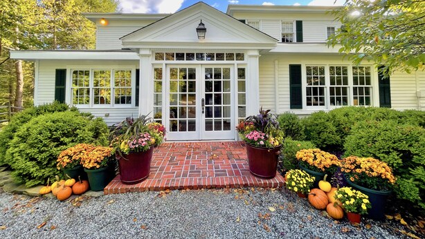 A two-story house with a brick entrance and a white facade. - The Stockbridge Country Inn Closest B&B to Norman Rockwell Museum and Chesterwood (Stockbridge)