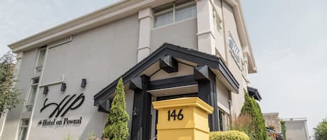 Entrada de un hotel con un cartel que dice 'Hotel on Pownal' y el número 146.
