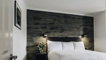 Donzen dekbedden, Select Comfort-bedden, een bureau, een laptopwerkplek