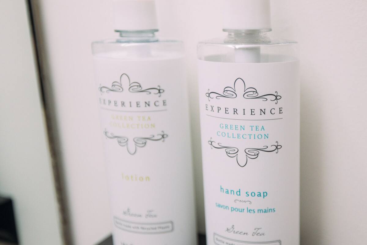 combined shower/bathtub, free toiletries, hair dryer, towels