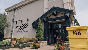 L’entrée d’un hôtel, avec une enseigne indiquant : « The Hotel on Pownal ».