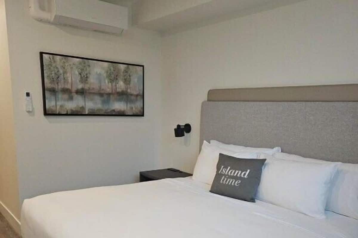 Quarto superior, 1 cama King, quartos conectados | Edredons de pluma, camas Select Comfort, escrivaninha
