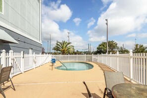 Outdoor pool - Best Western Plus Brunswick Inn & Suites (Brunswick)