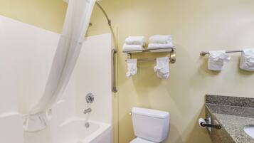 Suite, 1 cama King size, para no fumadores (Larger Room) | Baño | Amenidades de baño gratuitas, secadora de cabello, toallas