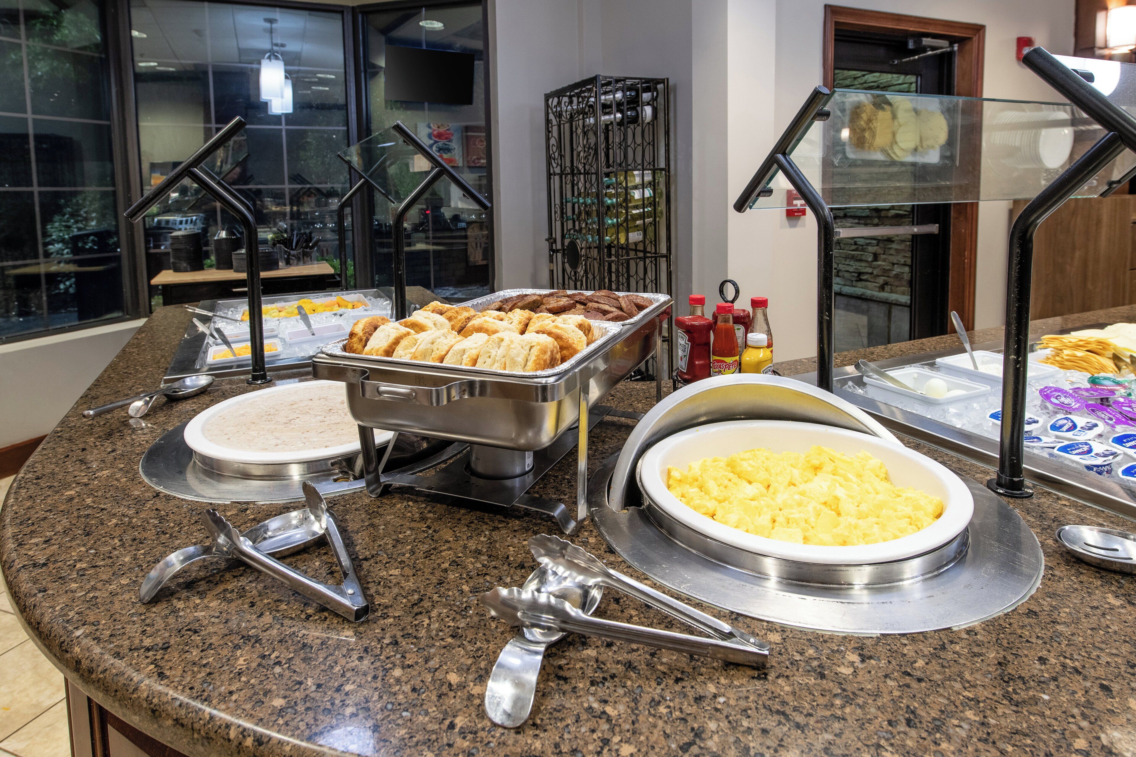 Un buffet proposant une variété de plats et d’accompagnements.