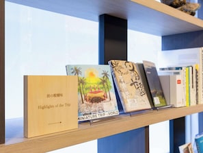 Una estantería con libros y una señal de madera.