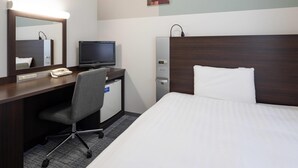 A hotel room with a bed, a desk with a computer, a chair, a telephone, a water dispenser, and a mirror. - Comfort Hotel Kure (Kure)