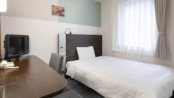 Una habitación de hotel con una cama, un escritorio con teléfono, una televisión y un panel de control en la pared.