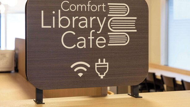 A sign for a 'Comfort Library Cafe' with a Wi-Fi symbol and an electrical outlet icon. - Comfort Hotel Kure (Kure)