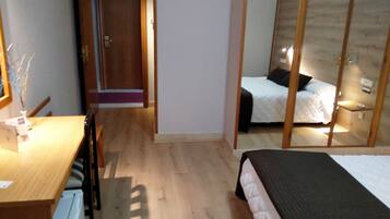 Ein Schlafzimmer mit Bett, Nachttisch und Kleiderschrank.