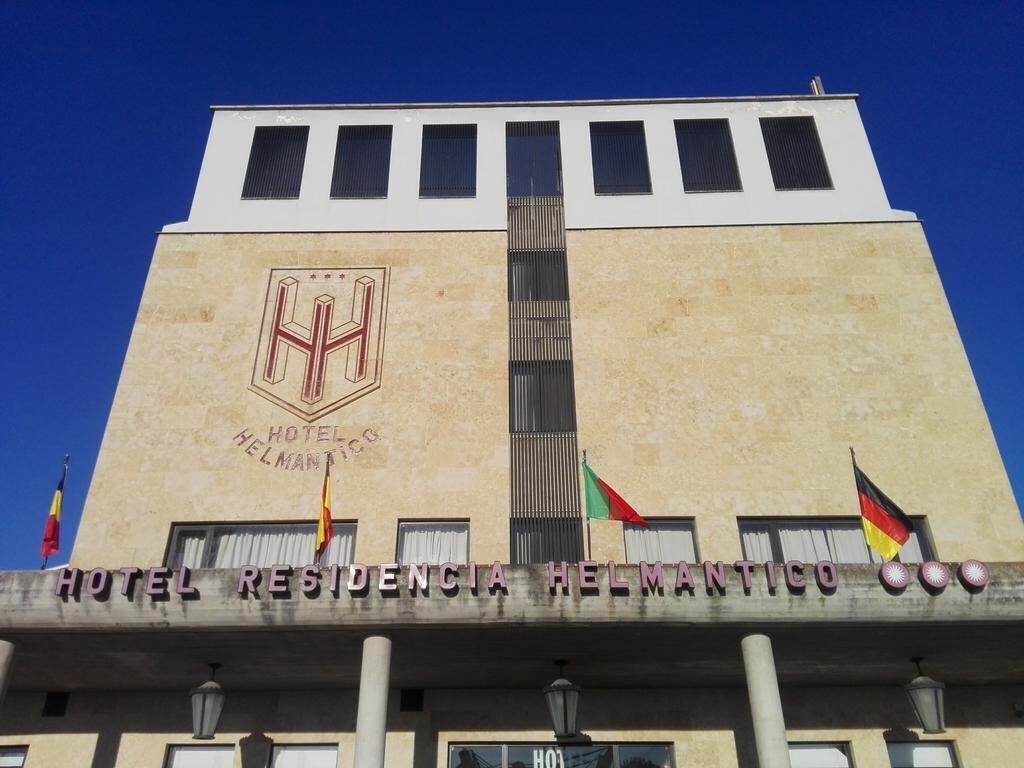 Un edificio con un letrero que dice "HOTEL RESIDENCIA HELMANTICO".