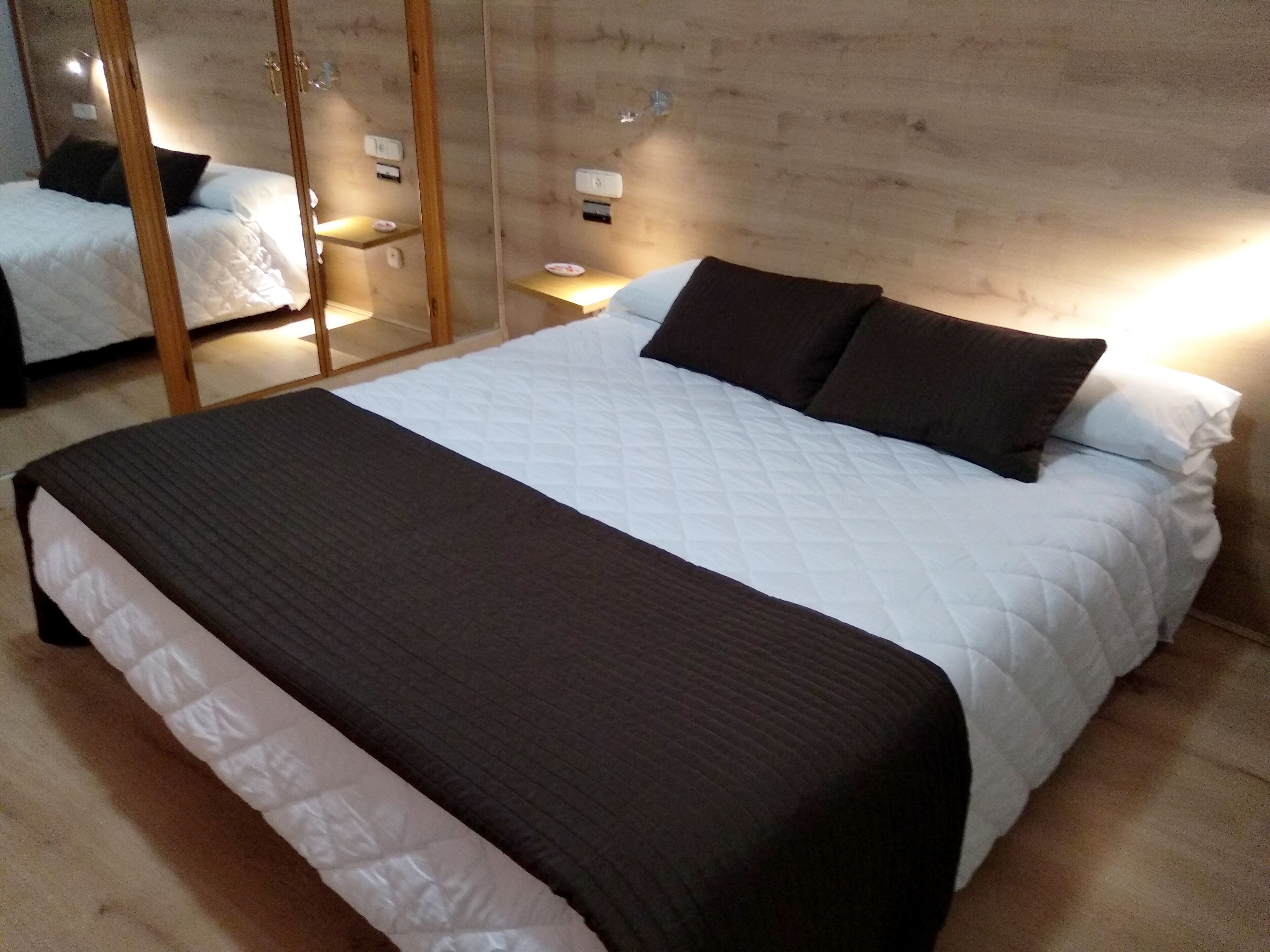 Coffres-forts dans les chambres, bureau, rideaux occultants