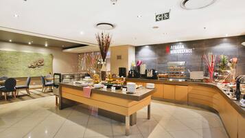 Daily buffet breakfast (ZAR 150 per person)