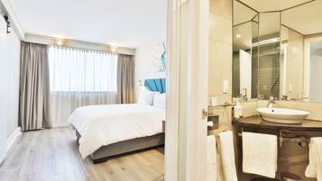 Executive Apartment, Pool View | 1 bedroom, minibar, in-room safe, desk